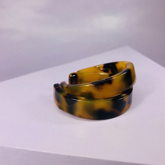 Tortoise Thick Hoops - Picture 3 of 8